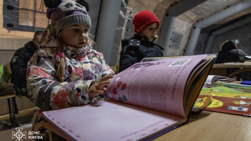 Ukraińskie dzieci schronione w mobilnym punkcie bezpieczeństwa w Kijowie.