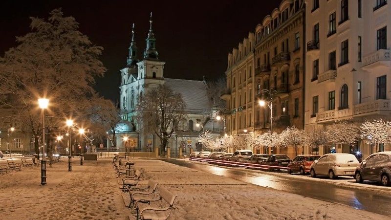Wieczorny widok na ulicę w Krakowie.