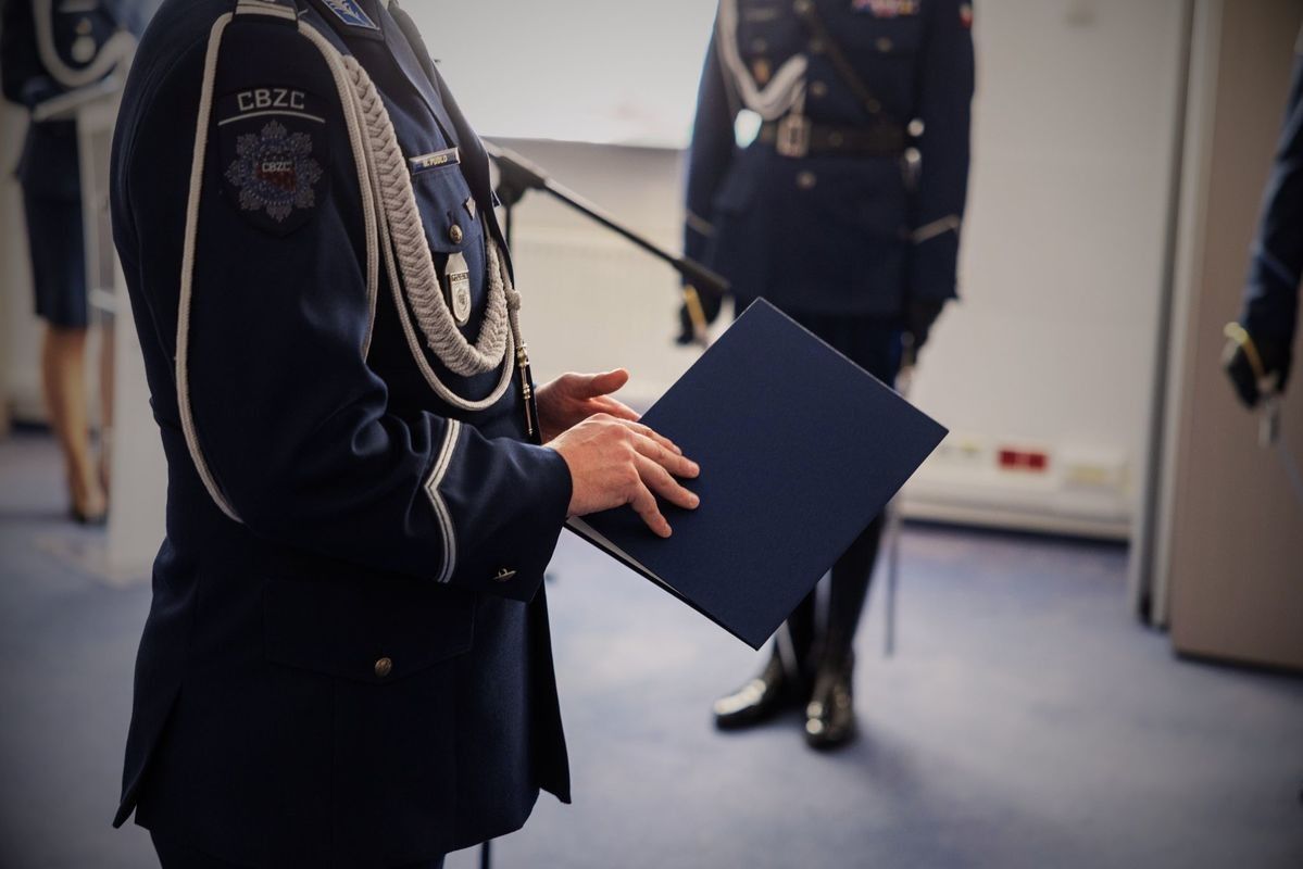 Policja zyskała młodych ekspertów. Nowi funkcjonariusze w CBZC