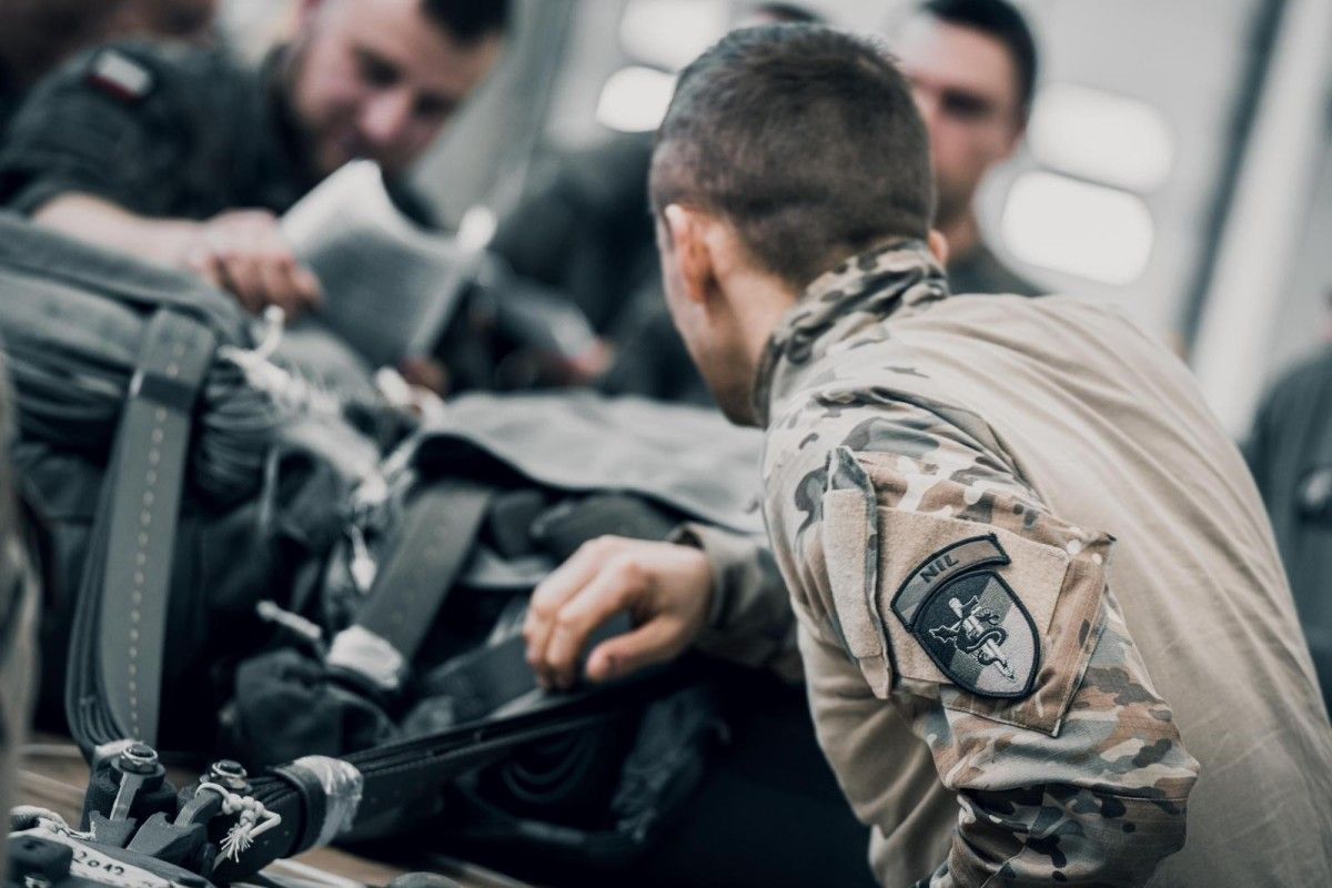 Spadochroniarze ćwiczą zrzuty towarów