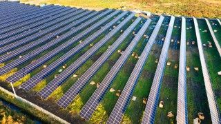 widok z góry na dużą farmę fotowoltaiczną