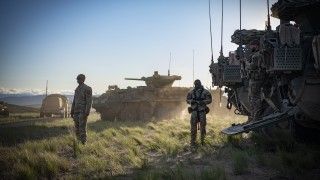 Żołnierze U.S. Army w kołowych transporterach opancerzonych M1304 Stryker ICVVA1 na ćwiczeniach w Stanach Zjednoczonych.