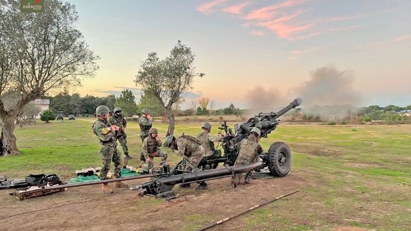 Portugalscy artylerzyści podczas strzelania z haubicy ciągnionej L119.