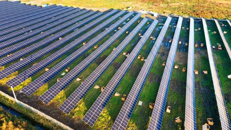 widok z góry na dużą farmę fotowoltaiczną