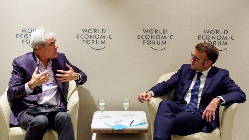 Emmanuel Macron w swoich okularach w Davos w czasie rozmowy z Jonathanem Haidtem, psychologiem nagłaśniającym problem używania mediów społecznościowych przez dzieci.