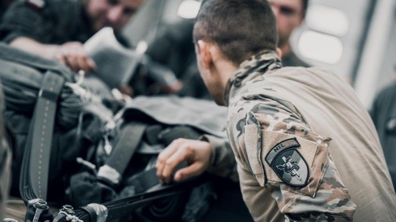 Uczestnicy szkolenia zrzutów towarowych