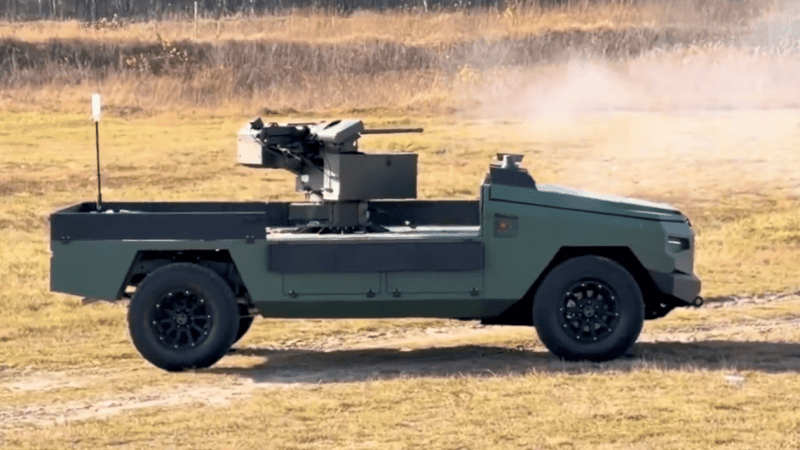 Bezzałogowa platforma lądowa Protector UGV wyposażona w zdalnie sterowany moduł uzbrojenia Tavria-12,7 podczas testów.