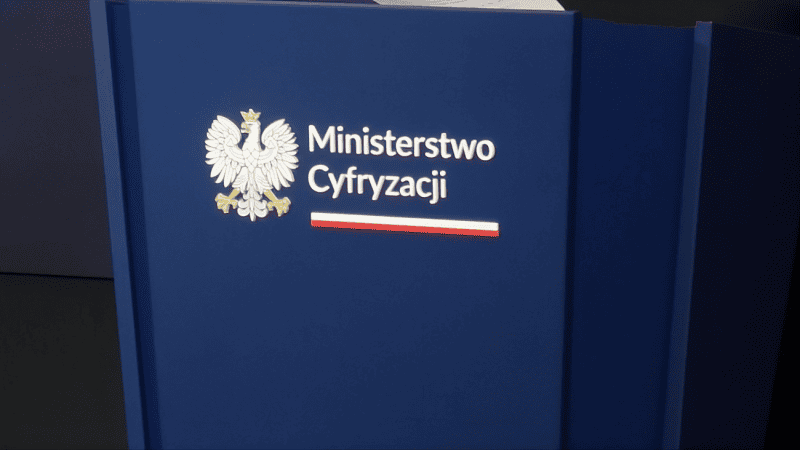 Poznaliśmy przyczynę stojącą za koniecznością powtórnej oceny ofert w postępowaniu na zakup mediów do kampanii Ministerstwa Cyfryzacji. Zmiana ma jednak nie opóźnić terminów.