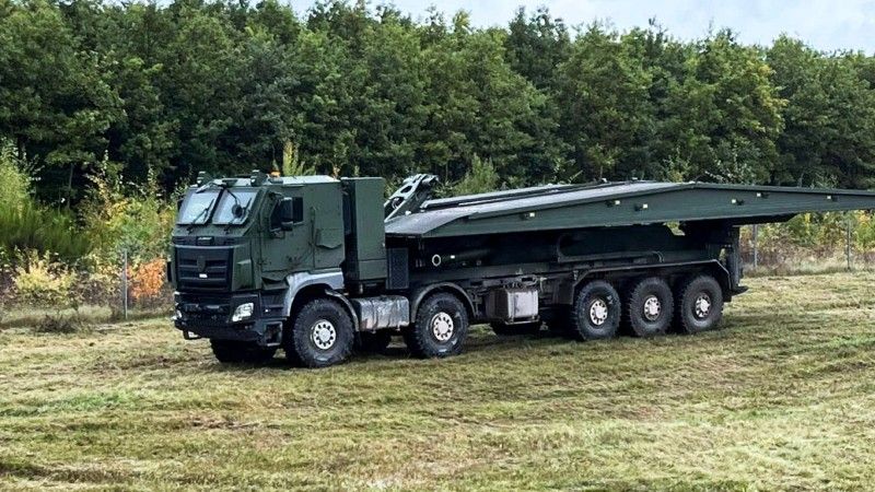 Most samobieżny Leguan posadowiony na podwoziu samochodu ciężarowego Tatra Phoenix 10x10.