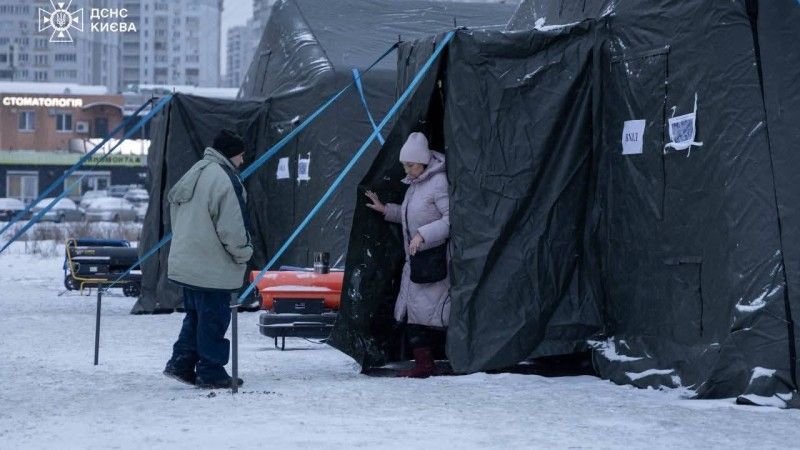 Jeden z namiotów w Kijowie, w którym można się ogrzać, skorzystać z pomocy psychologa i naładować urządzenia.