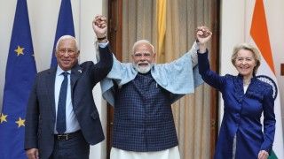 Przewodniczący Rady Europejskiej Antonio Costa, premier Indii Narendra Modi i przewodnicząca Komisji Europejskiej Ursula von der Leyen.