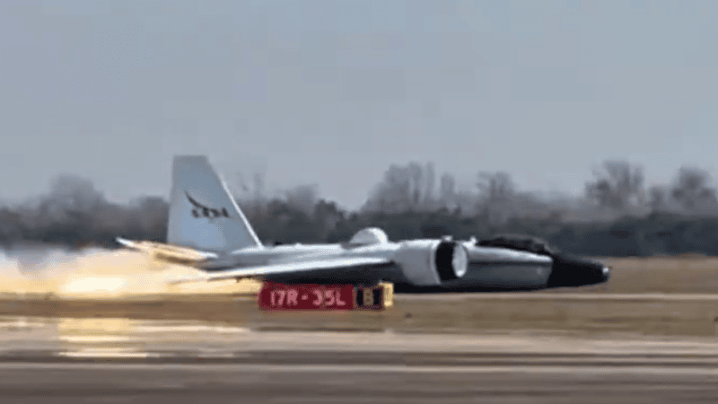 Kadr z filmu nagranego w trakcie awaryjnego lądowania samolotu Wb-57F NASA.