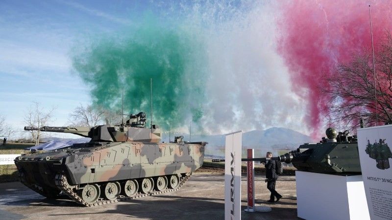 Włoski bojowy wóz piechoty KF41 Lynx. Obok wieża Hitfist-30 NG.
