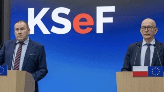 Podczas briefingów prasowych przedstawiciele Ministerstwa Finansów odnieśli się do najczęściej powtarzanych w przestrzeni publicznej nieprawdziwych informacji dotyczących bezpieczeństwa i funkcjonowania KSeF.