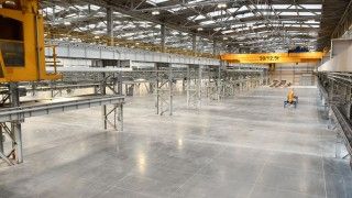 Hala po remoncie i modernizacji, wyposażona jest w nową posadzkę, dokonano termomodernizacji, wymiany wszystkich instalacji, oraz wyremontowano i zmodernizowano pomieszczenia socjalne.
