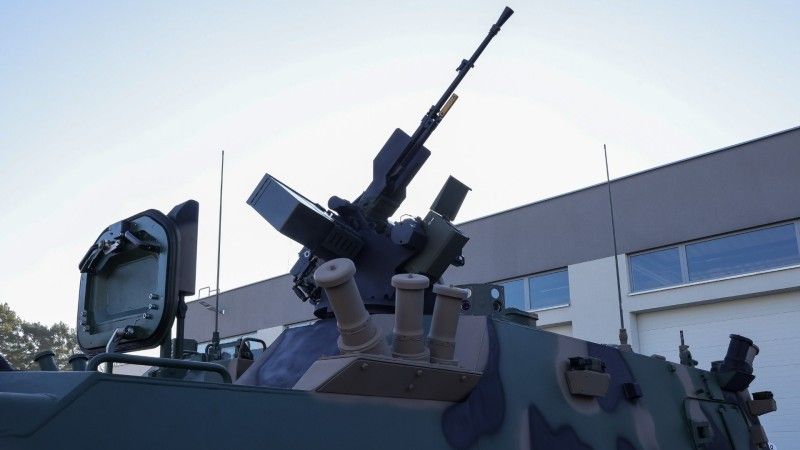 Zdalnie sterowany moduł uzbrojenia ZSMU A3B zamontowany na artyleryjskim wozie dowodzenia/dowódczo-sztabowym należącym do 5. Lubuskiego Pułku Artylerii.