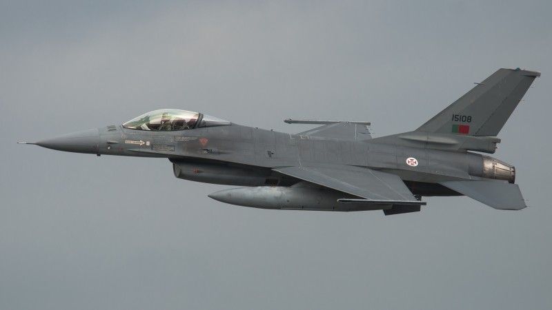 Portugalski myśliwiec F-16AM.