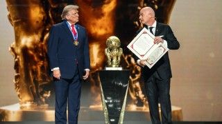 Międzynarodowa Federacja Piłki Nożnej wręcza własną nagrodę pokojową, którą ustanowiła specjalnie dla Donalda Trumpa