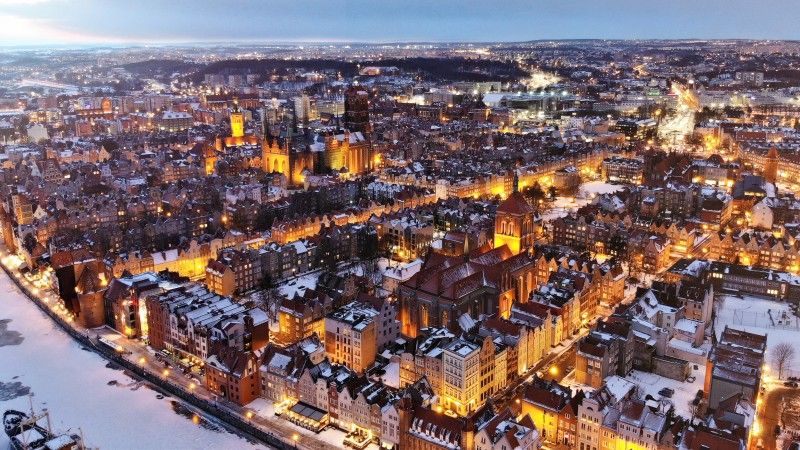 Widok na Gdańsk przysypany śniegiem po zachodzie słońca