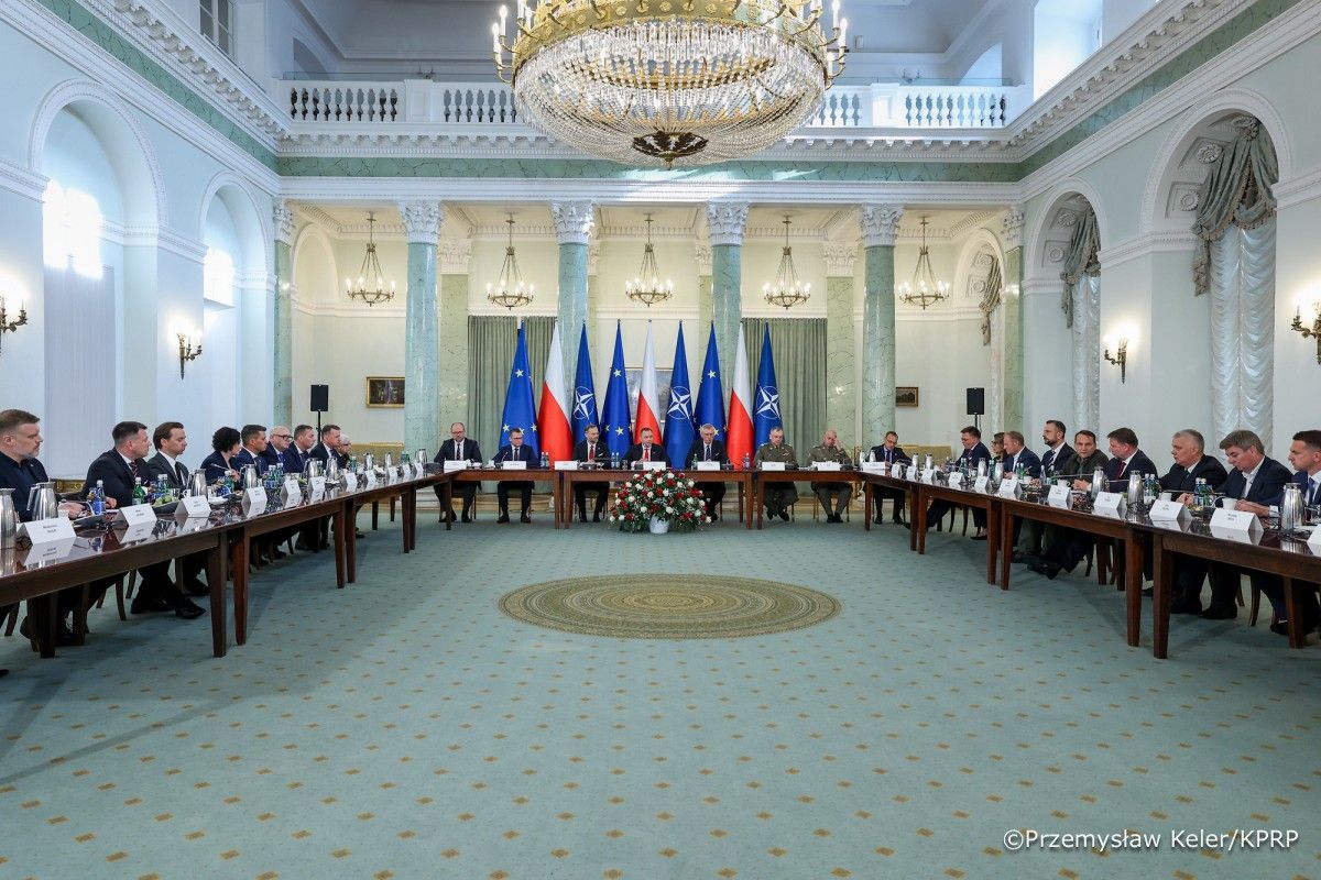 Prezydent zwołuje Radę Bezpieczeństwa Narodowego. W tle SAFE