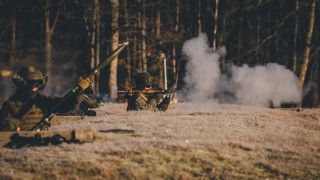 Żołnierze 12. Brygady Zmechanizowanej podczas strzelania z granatników przeciwpancernych RPG-7 w Centrum Szkolenia Bojowego Drawsko.