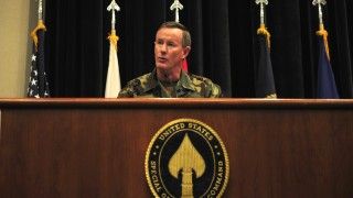 Admirał William H. McRaven, wówczas świeżo mianowany dowódca Sił Operacji Specjalnych USA (USSOCOM), przemawia w bazie lotniczej MacDill, 8 sierpnia 2011 roku.