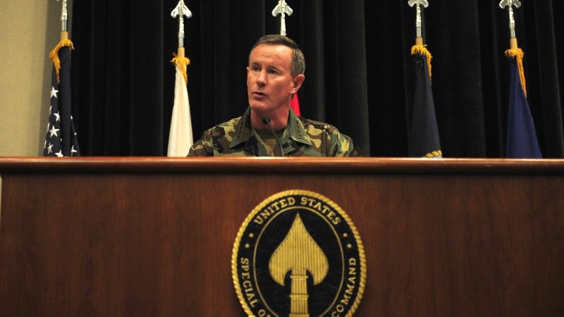Admirał William H. McRaven, wówczas świeżo mianowany dowódca Sił Operacji Specjalnych USA (USSOCOM), przemawia w bazie lotniczej MacDill, 8 sierpnia 2011 roku.