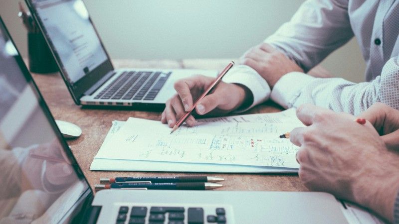 Pierwsze dni funkcjonowania KSeF upłynęły pod znakiem problemów z dostępem do systemu. Wiceminister cyfryzacji Dariusz Standerski wskazał, że ruch był ośmiokrotnie większy niż zwykle.