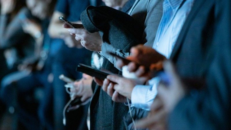 Specjalna aplikacja z weryfikacją wieku, dokumentami tożsamości i prawem jazdy - tak ma wyglądać polskie wdrożenie unijnego portfela cyfrowego. Termin na jego opracowanie to wciąż grudzień.