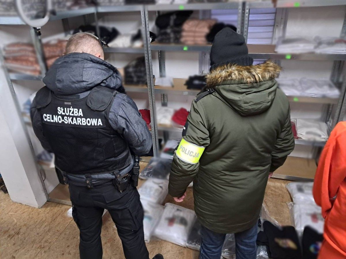 Oszustwa sprzedażowe podczas transmisji live w Internecie. Wkroczyły Policja i KAS