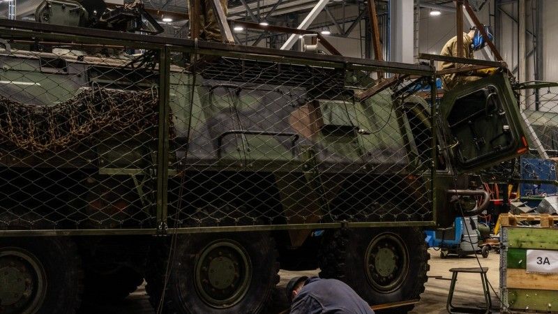 Estoński kołowy transporter opancerzony XA-180/188 podczas montażu pancerza dodatkowego w jednostce.