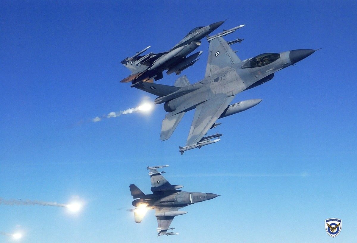 Czwartkowy przegląd mediów; Nowa strategia bezpieczeństwa Aten; Wojna pałaców