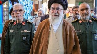 Najwyższy Przywódca Islamskiej Republiki Iranu ajatollah Ali Chamenei w otoczeniu wojskowych.