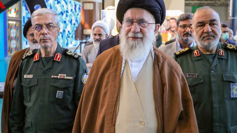 Najwyższy Przywódca Islamskiej Republiki Iranu ajatollah Ali Chamenei w otoczeniu wojskowych.