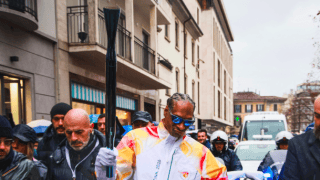 Snoop Dogg niosący plomień do rozpalenia znicza olimpijskiego. Zimowe Igrzyska Olimpijskie Cortina-Milano 2026