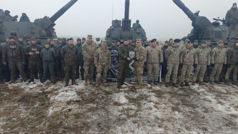 Polscy i litewscy artylerzyści podczas ćwiczeń DYNAMIC FRONT-26. Na zdjęciu widoczny m.in. Dowódca 18. Brygady Artylerii płk Piotr Męczyński.