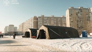 Namioty z pomocą rozstawione wśród bloków w mieście na Ukrainie.