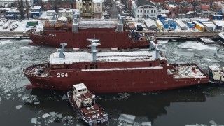 Okręty Jerzy Różycki (261) i Henryk Zygalski (264) razem na już wodzie.