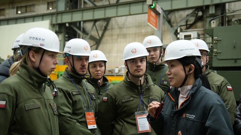Kadeci z AWL podczas wizyty studyjnej i szkoleniowej w jednej ze spółek Hanwha Aerospace w Republice Korei