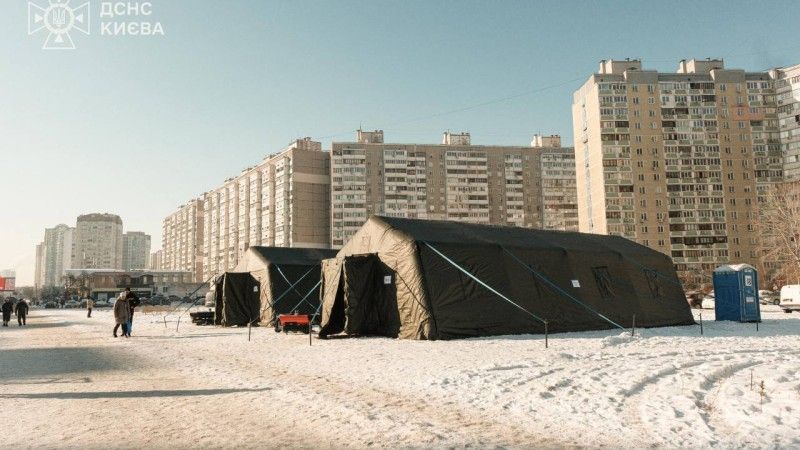 Namioty z pomocą rozstawione wśród bloków w mieście na Ukrainie.