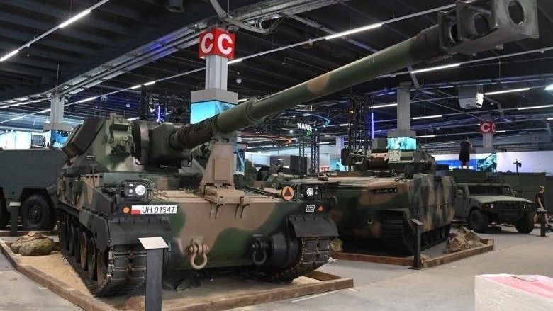 Haubica Krab (po lewej) i bojowy wóz piechoty Borsuk (po prawej) są wśród kandydatów do polskiego finansowania SAFE.