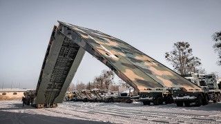 Przęsło mostowe PM-20 podczas wchodzące w skład mostu towarzyszącego MS-20 Daglezja podczas rozkładania w 16. Orzyskim Pułku Saperów.