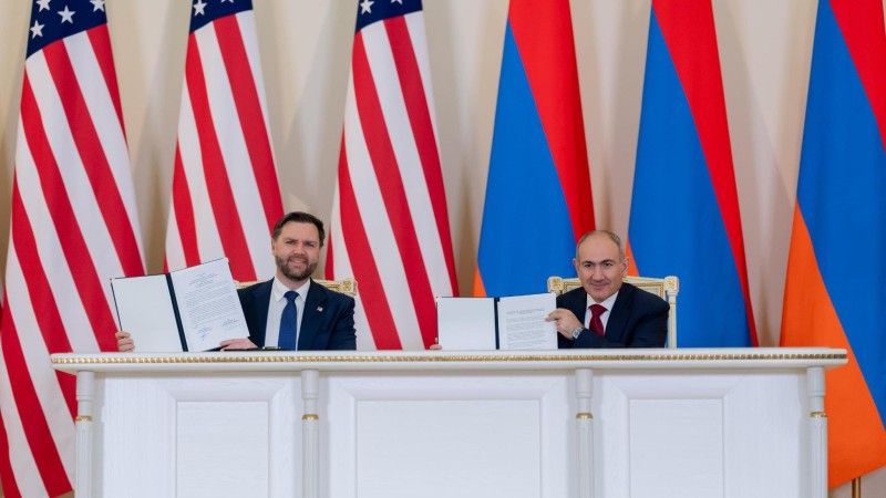 Wiceprezydent USA J.D. Vance i premier Armenii Nikol Paszynian.