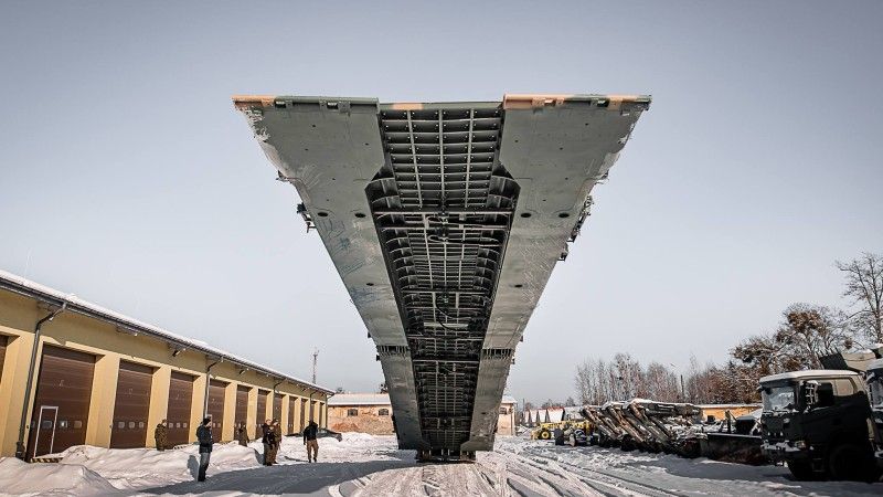 Przęsło mostowe PM-20 podczas wchodzące w skład mostu towarzyszącego MS-20 Daglezja podczas rozkładania w 16. Orzyskim Pułku Saperów.