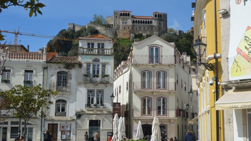 Widok na miasto Leiria w Portugalii i tamtejszy zamek.