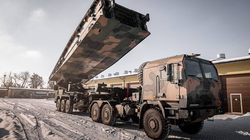 Most towarzyszący MS-20 Daglezja podczas rozkładania przęsła PM-20 w 16. Orzyskim Pułku Saperów.