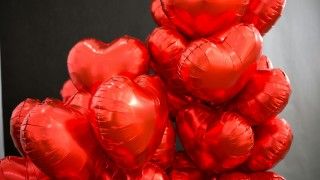 CSIRT KNF ostrzega przed fałszywymi sklepami online reklamowanymi na Facebooku w okresie przed walentynkami.