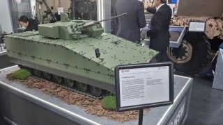 Model ciężkiego bojowego wozu piechoty Ratel.