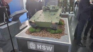 Model ciężkiego bojowego wozu piechoty Ratel.