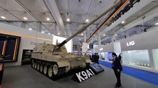 Południowokoreańska armatohaubica K9A1 podczas targów WDS 2026.